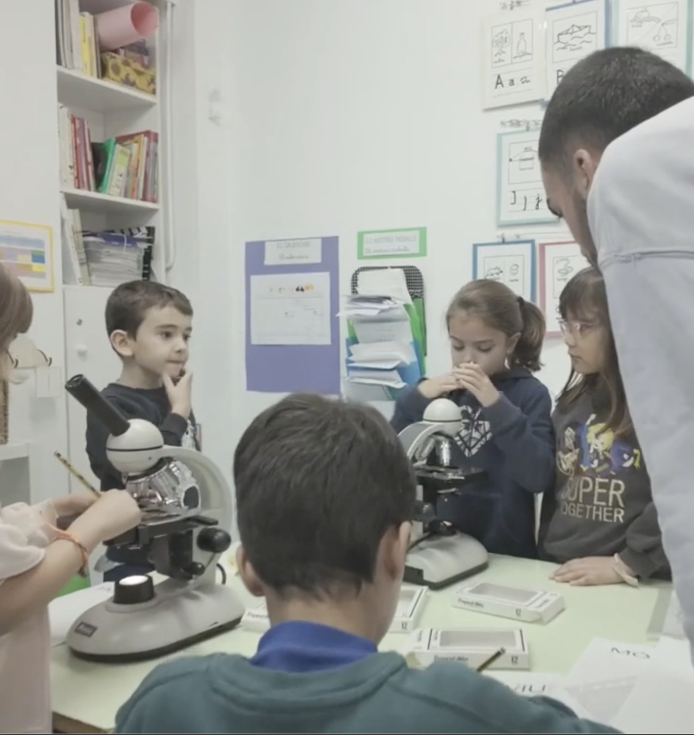 Estudiantes trabajando con microscopio